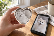 Figurami 2026 — Cœur transparent tenu en main à côté de la photo du chien